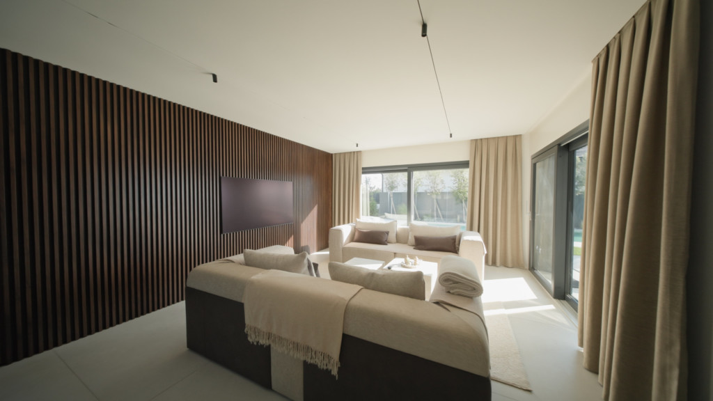 Chambre ouverte sur le jardin par une grande baie vitrée