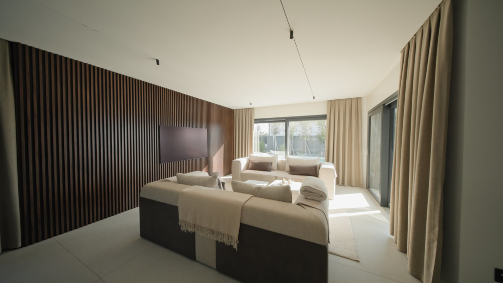 Chambre avec paroi en lames de bois et coin salon