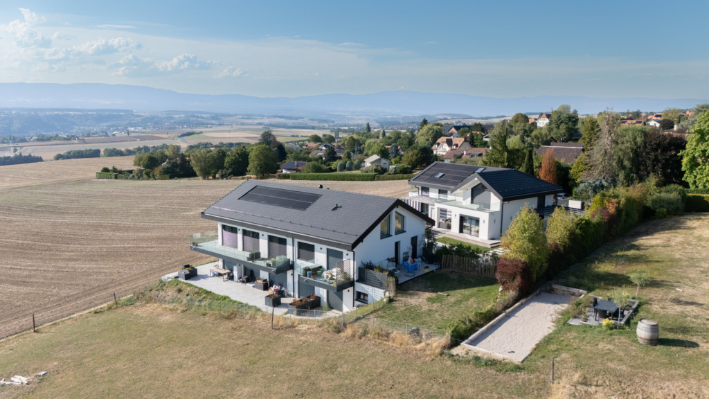 Vue aérienne de la villa en lisière des champs de Sullens