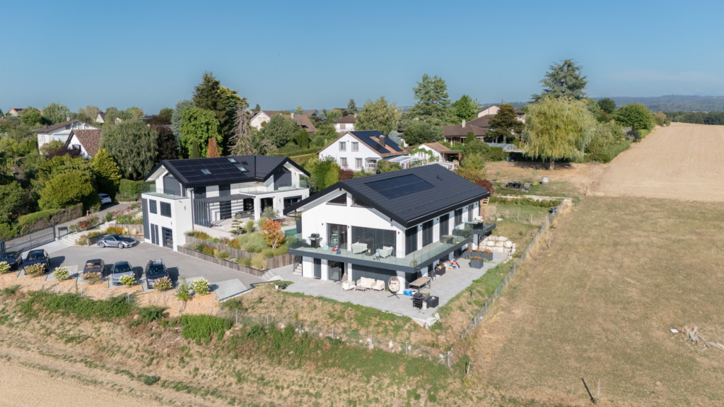 Vue aérienne de la villa et de ses abords depuis les champs