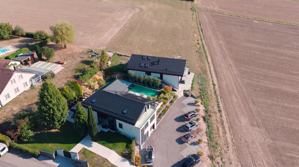 Vue aérienne de la villa, du bassin et des champs de Sullens